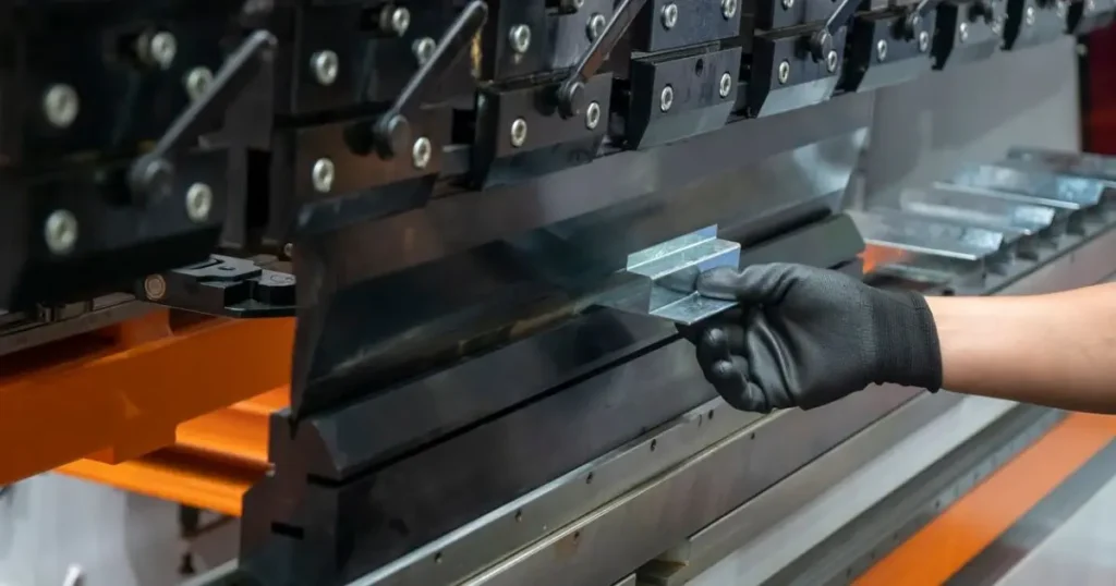 CNC hydraulic press brake deflection compensation crowning the worktable to hold bending accuracy
