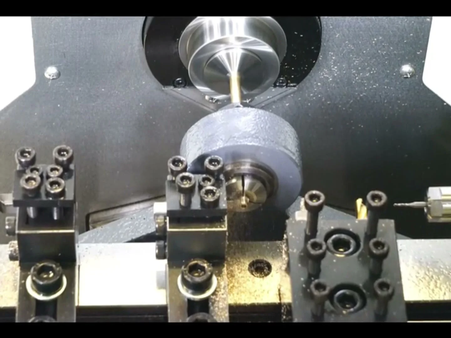 Rotating vs Fixed Guide Bush: When Turning Length Decides 1 Rotating vs fixed guide bush selection on a sliding-headstock lathe