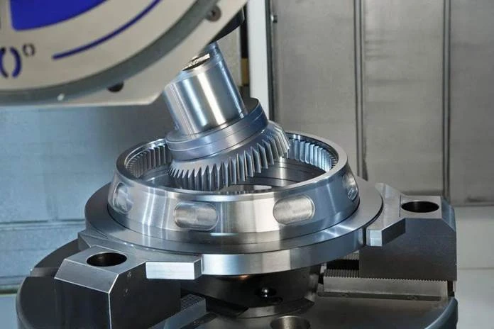 Power Skiving Process: Axis Cross Angle Gear Cutting 3 Internal ring gear mounted in a machine fixture with a power skiving cutter engaged in the internal tooth form during a continuous crossed-axis cutting pass